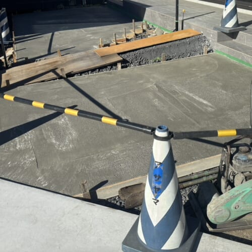 タイル下地コンクリート打設後の養生となります。