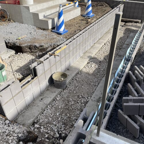 ブロック組積みです。