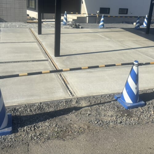 駐車場の土間コンクリートの養生中となります。