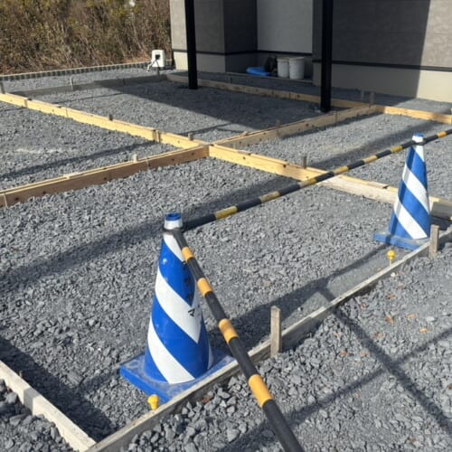 駐車場の型枠組み作業も終わりまして土間コンクリートの打設準備となります。