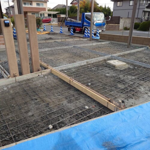 ワイヤーメッシュ敷きです。