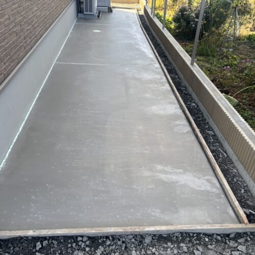 北側犬走り部分のコンクリートの養生となります。