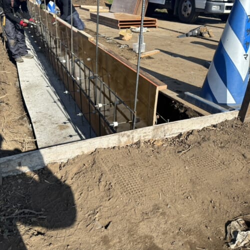 基礎コンクリートの型枠組み作業となります。