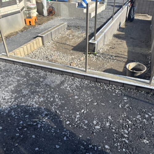 ブロックの天端均し作業となります。