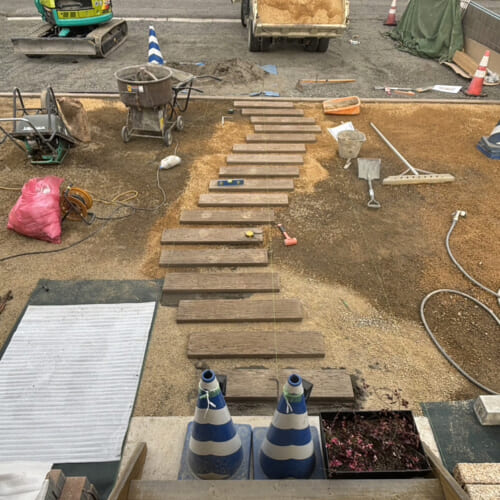 アプローチの平板敷き作業です