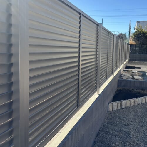 ブロック天端仕上げとフェンスの取り付けです。