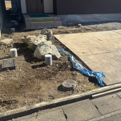 本日は工事着工前のご近隣へのご挨拶にお伺いさせて頂きました。お待たせ致しました外構工事着工となります。