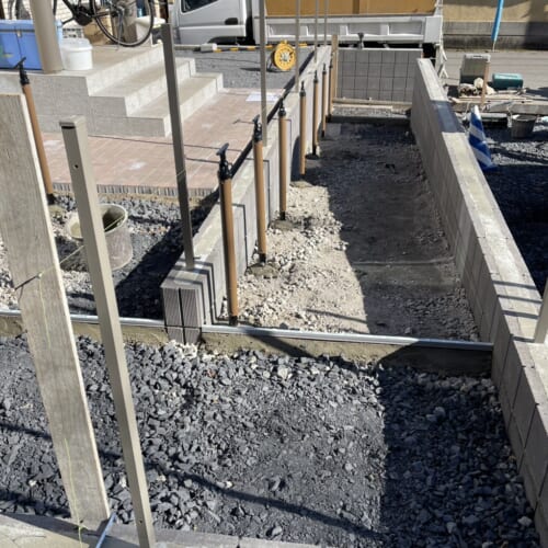 手摺柱設置です。