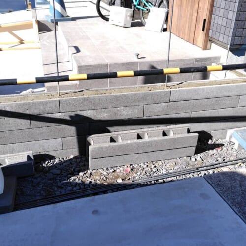 ブロック積みです。