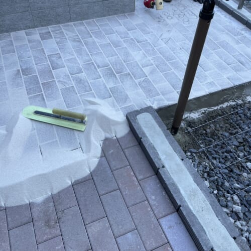 アプローチインターロッキングの珪砂入れです。