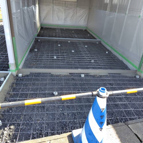 ワイヤーメッシュ敷きです。