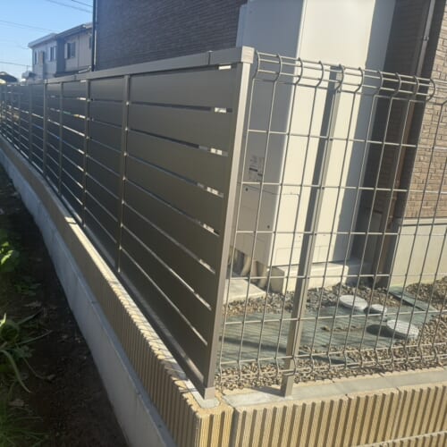 フェンスの設置作業となります。