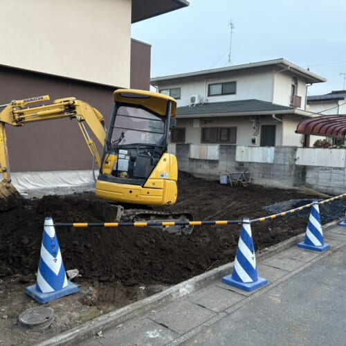 駐車場部分の掘削作業となります。