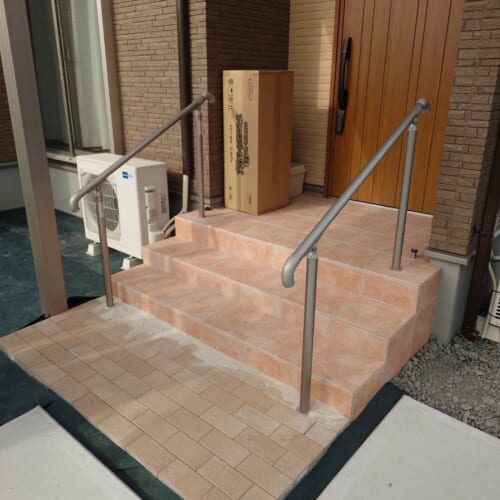 手摺取付です。