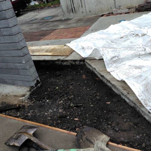 敷地内および建物廻りへの防草シートの敷き込み作業となります。防草シートを敷きましたら次は6号砕石敷き作業となります。