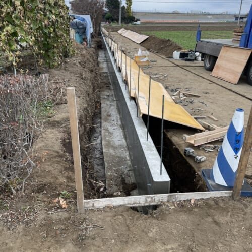 東側基礎コンクリートの養生も終わりまして脱枠バラシの作業となります。