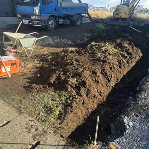 本日より工事作業着工となります。南側の隣地境界側の掘削作業から開始です。