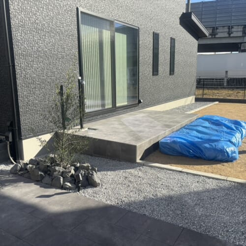 テラスデッキの前に目隠しフェンスの設置作業となります。まずは納入されたフェンス材料を確認しまして柱の建て込みの準備となります。