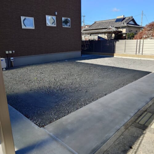 駐車場のコンクリートの養生も完了となりました。お車を入れて頂いて大丈夫です。駐車場をご使用ください。ありがとうございました。