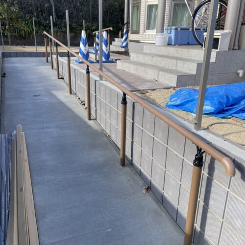 スロープのコンクリートの作業も終わりましてスロープの勾配に合わせて歩行補助の手すりを付けて参ります。