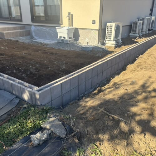 東側の境界側のブロック積み作業となります。次は埋め戻しの作業へと進みます。