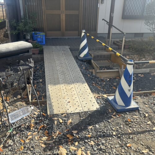 玄関出入りの通路部分に道板を渡しまして安全通路の手配を致しました。工事期間中はご不便をお掛け致しますが何卒よろしくお願い致します。