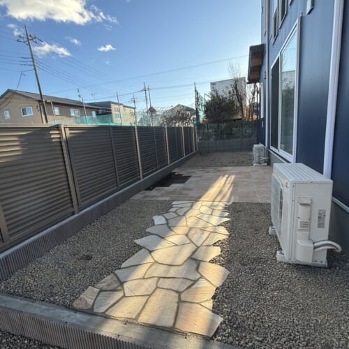 お庭側の自然石の乱張りと南側の境界のフェンスの設置も終わりました。工事作業は本日で完了となります。