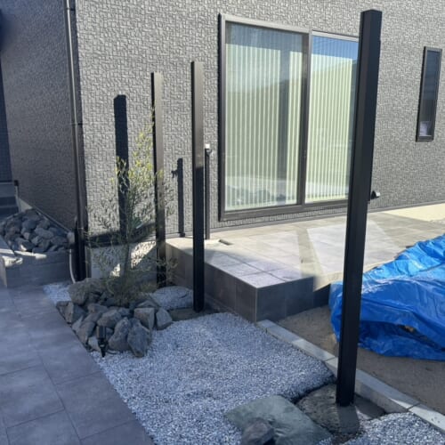 テラスタイル前に目隠しフェンスの設置作業開始です。高さ2mのフェンス高さがあります。まずは柱の設置作業となります。