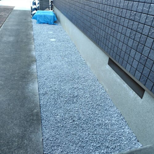 防草シートを敷いた後の建物廻りへの6号砕石の敷き込み作業となります。