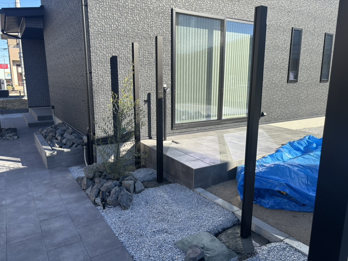 テラスタイル前に目隠しフェンスの設置作業開始です。高さ2mのフェンス高さがあります。まずは柱の設置作業となります。