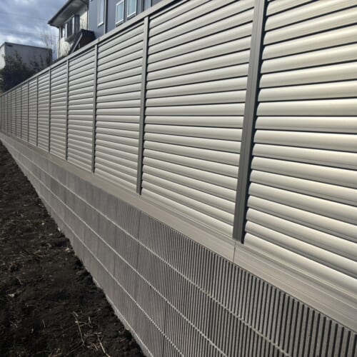 南側の境界側のフェンスには下<br>桟すき間カバーを取り付けており通常のフェンスの下端から見えるすき間を隠しております。