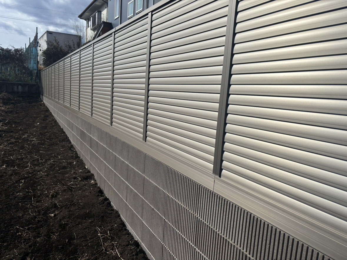 南側の境界側のフェンスには下<br>桟すき間カバーを取り付けており通常のフェンスの下端から見えるすき間を隠しております。