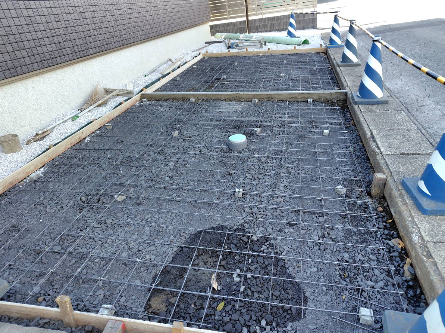 駐車場の土間コンクリート打設前にメッシュ筋の敷き込み作業となります。いよいよコンクリートの打設です。
