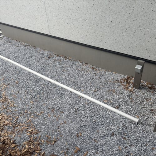 長さ1.5mのスパイク式の照明を3箇所接続をしまして夜間照明の外灯設置作業完了です。