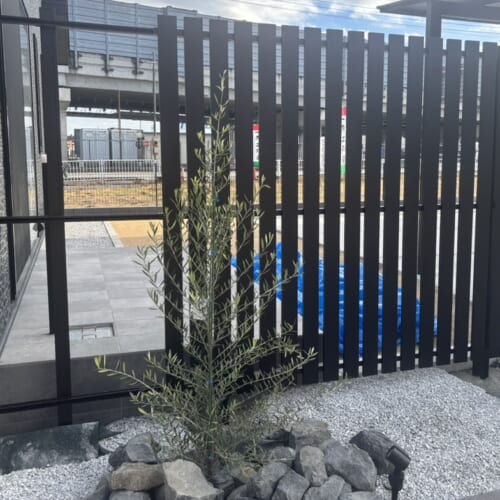 お庭のテラスタイルの部分への格子の目隠しフェンスの本体の設置作業となります。