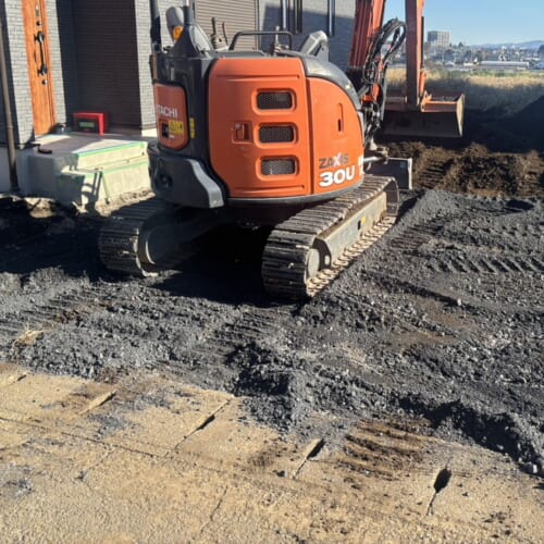 お庭部分のスキ取りと駐車場部分の掘削及び砕石入れ作業となります。お客様のお引越し前までに駐車場の砕石入れを完了させておきます。