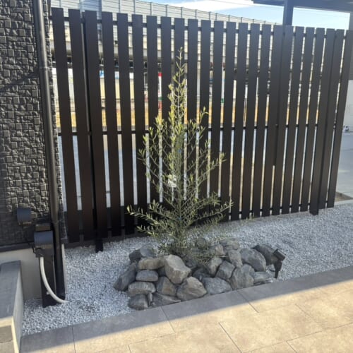 目隠しの格子フェンスの取り付け作業完了となります。植栽の植え込みもあり室内が外から見えづらくなりました。