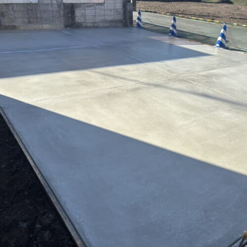 駐車場の土間コンクリートの養生となります。今週末にお引越しをされるまでにはお車を入れて駐車が出来るようになります。