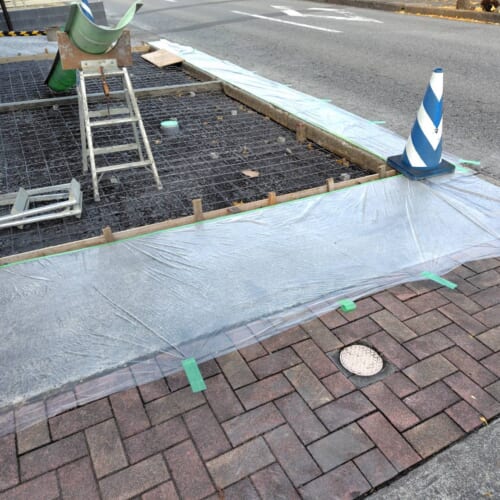 南側の駐車場と玄関アプローチ側のコンクリート打設となります。打設周囲をビニール養生をしてコンクリートミキサー車の到着を待っております。