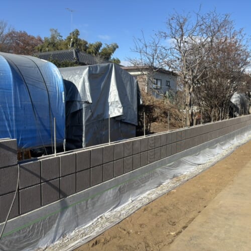 東側の境界側のブロック積み作業となります。ブロックを積み終わりしだいフェンス工事の作業へと進んで参ります。