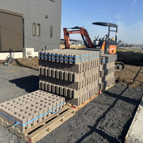 境界側のブロックの材料が現場へ搬入となりました。敷地内に荷下ろしをしてブロック材料搬入完了です。