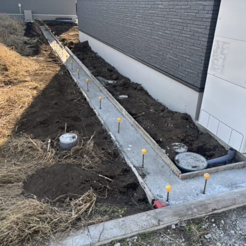 境界側のブロック積み部分のベースコンクリート打設後の養生となります。次はブロック積み作業へと進んで参ります。