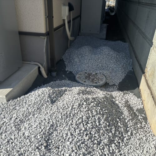 建物廻りへ防草シートを敷いて6号を敷き入れて参ります。お客様は今週末にお引越し予定です。