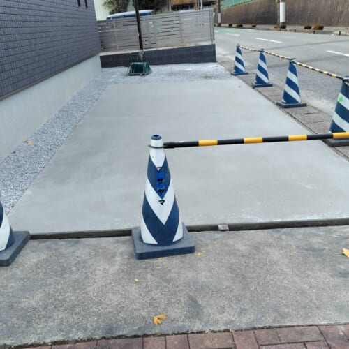 駐車場コンクリート打設後の脱枠作業となります。養生の方はもうしばらくの間、養生期間を取って参ります。