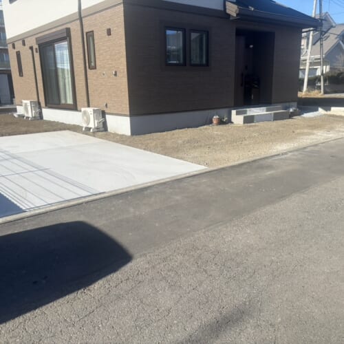 本日は工事着工前のご近隣へのご挨拶にお伺いさせて頂きました。お待たせ致しました外構工事着工となります。