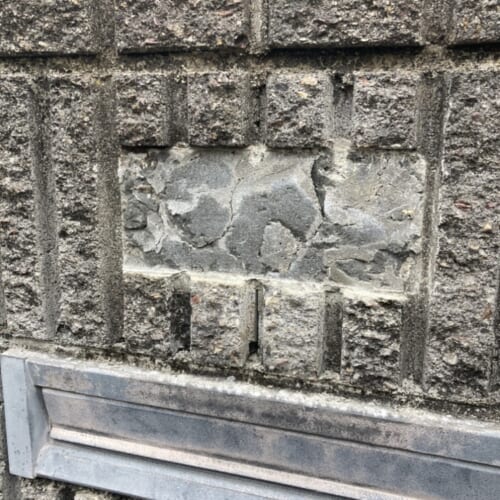 表札の取り替え作業です。<br>接着剤が固まる頃養生テープを外します