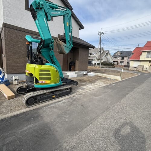 本日より工事着工となります。重機を回送して駐車場部分の掘削作業より開始です。