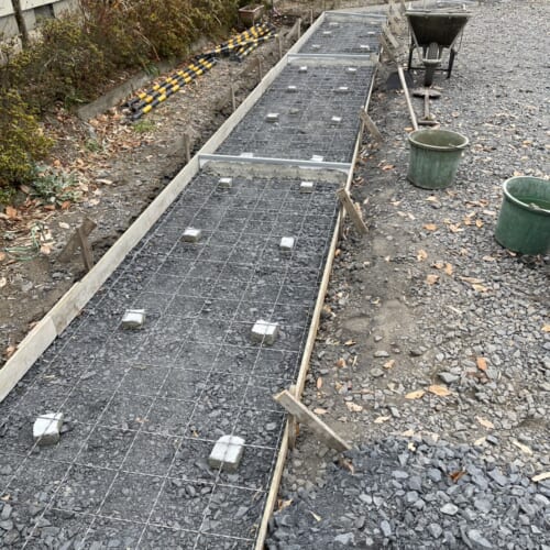 本日は通路部分のコンクリートの打設作業となります。メッシュ筋を敷いてコンクリートの打設作業となります。