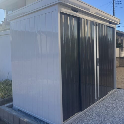 お庭の方へ防草シートと6号砕石を敷いて物置の設置作業となります。