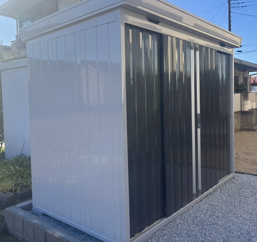 お庭の方へ防草シートと6号砕石を敷いて物置の設置作業となります。